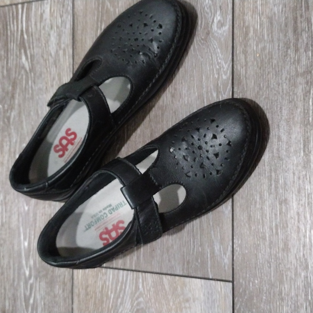 SAS black womens perforated leather secure fastener loafers. Size 7
